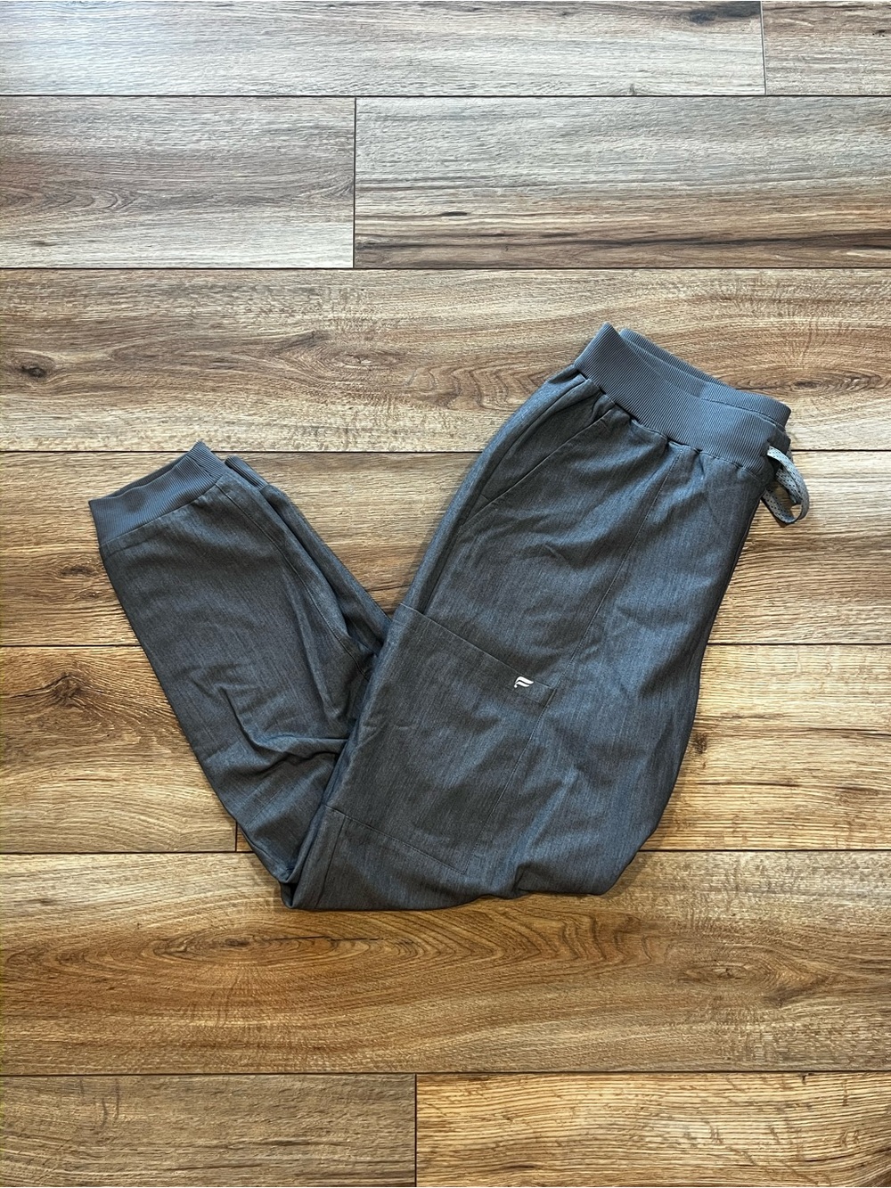 Fabletics Women’s Gray Jogger Scrub Pants Size Medium
